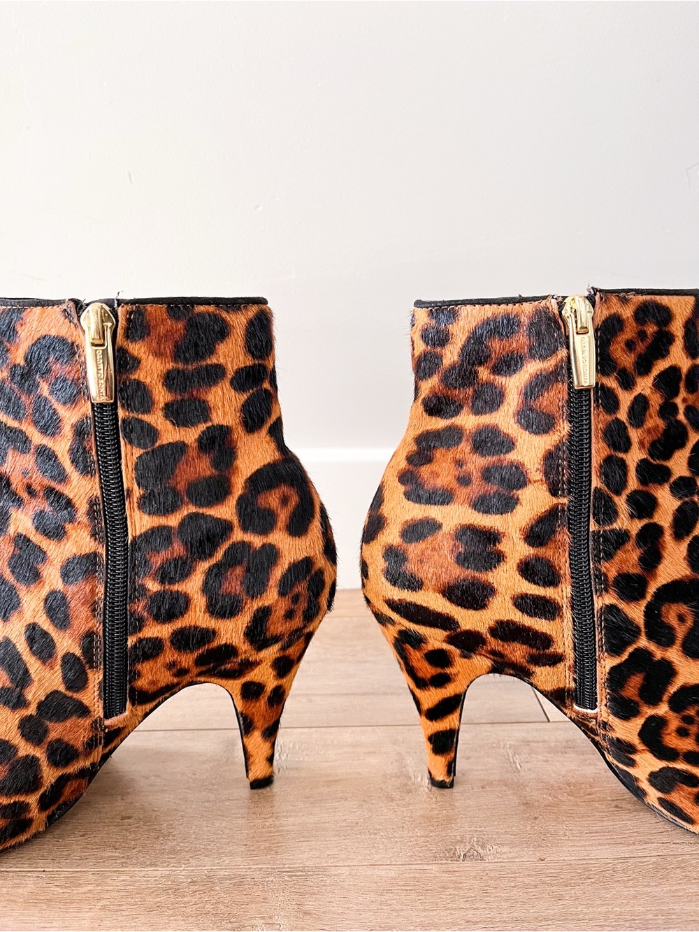 Vince Camuto Nandi2 Leopard Print Calf Hair Heeled Ankle Bootie Size 9 - Picture 3 of 13